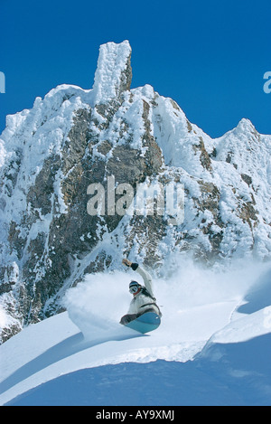 Snowboard hors piste dans la région de St Anton am Arlberg, Tyrol, Autriche Banque D'Images