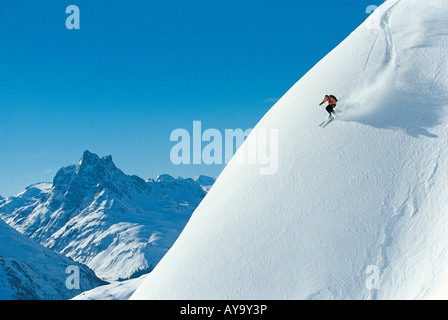 Ski hors piste sur forte pente, St Anton am Arlberg, Tyrol, Autriche Banque D'Images