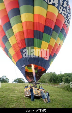 Des gens qui aident à soutenir un ballon à air chaud après l'atterrissage Banque D'Images