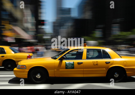 Excès de New York taxi jaune au centre de Manhattan, États-Unis Banque D'Images