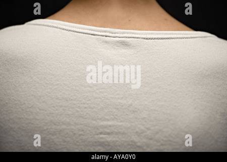 Rear View of Woman in T Shirt Extreme Close Up Banque D'Images