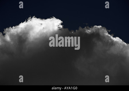 Nuage sombre et dramatique Ciel Bleu Banque D'Images