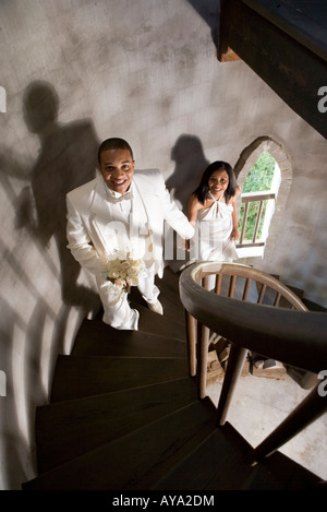 Une femme et un homme en blanc de monter un escalier Banque D'Images