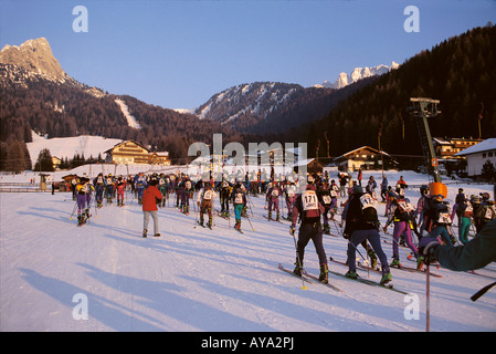 Groupe ski de compétition à Selva di Val Gardena, Italie Banque D'Images