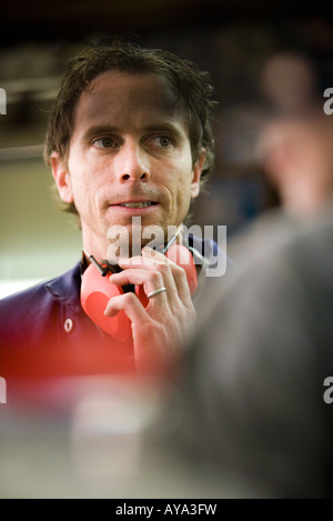 Close-up of a man holding à sa protection de l'ouïe dans une usine Banque D'Images