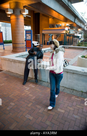 Cheerful young couple inter-raciale à l'extérieur d'une gare Banque D'Images
