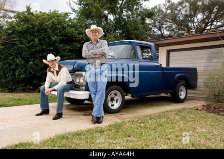 Portrait du père et fils Tex-Mex par un camion pick-up in front of house Banque D'Images