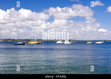 Yachts amarrés sur la rivière Swan près de Pelican Point, Matilda Bay, Perth, Australie occidentale Banque D'Images