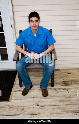 Portrait de jeune homme assis sur un fauteuil Banque D'Images