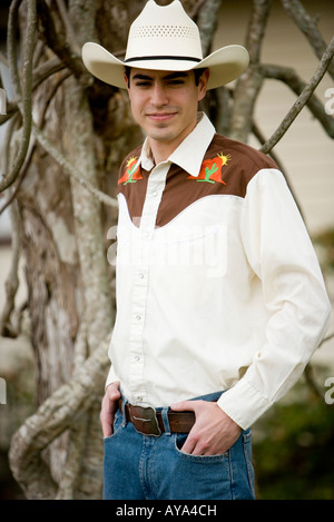 Portrait of a smiling young man dans un costume Tex-Mex avec des mains dans la poche Banque D'Images