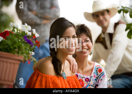 Portrait d'une famille devant Tex-Mex porche de chambre Banque D'Images
