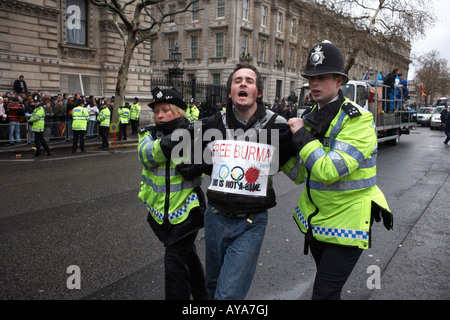 La police de Londres des arrestations au cours de manifestations pro-bulgare comme la Flamme Olympique arrive à 31 kilomètres de rues de la capitale. Banque D'Images