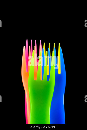 Cinq fourchettes en plastique fluorescent avec fond noir Banque D'Images
