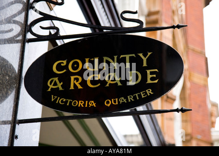 Panneau à l'Arcade du comté de Victoria Quarter , Leeds , West Yorkshire , Royaume-Uni Banque D'Images