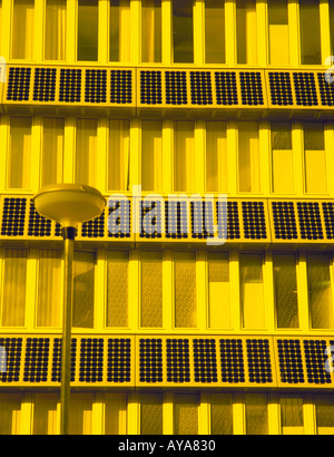 Des panneaux solaires sur le bâtiment de Northumbrie, Université de Northumbria, Newcastle upon Tyne, Tyne and Wear, England, UK. Banque D'Images