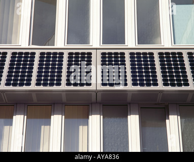 Des panneaux solaires sur le bâtiment de Northumbrie, Université de Northumbria, Newcastle upon Tyne, Tyne and Wear, England, UK. Banque D'Images