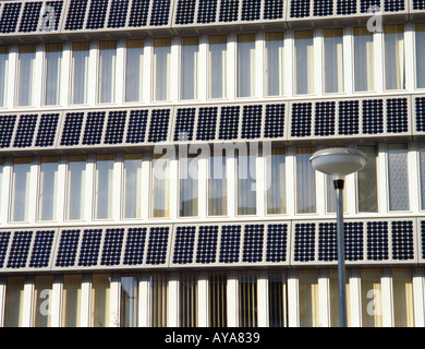 Des panneaux solaires sur le bâtiment', 'Northumbria University of Northumbria, Newcastle upon Tyne, Tyne and Wear, England, UK. Banque D'Images