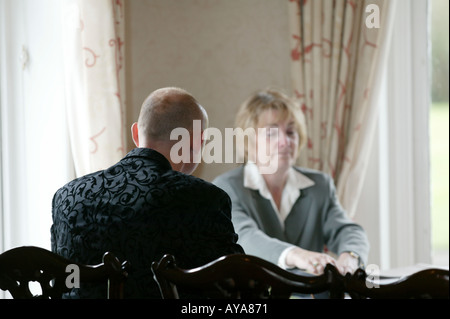 Marié à parler d'enregistrement avant la cérémonie de mariage Banque D'Images