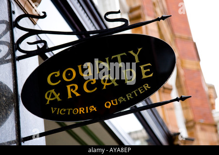 Panneau à l'Arcade du comté de Victoria Quarter , Leeds , West Yorkshire , Royaume-Uni Banque D'Images