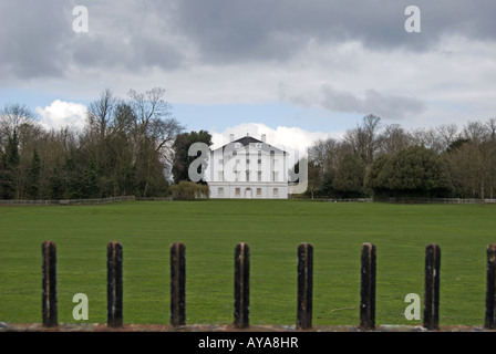 Marble Hill House, à Twickenham, l'Angleterre, vu du sud et de l'arrière garde-corps Banque D'Images