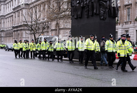 Les agents de police en position marche pendant la démonstration de la flamme des Jeux Olympiques à Londres, Royaume-Uni Banque D'Images