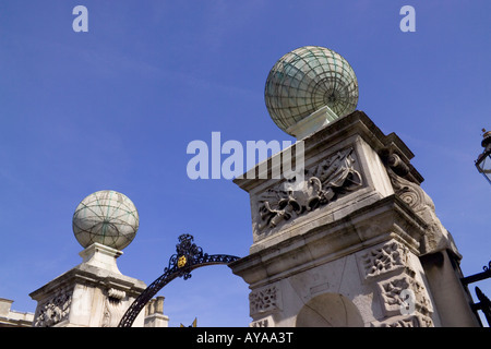 Globe au-dessus de la gate posts au Royal Naval College Greenwich Banque D'Images