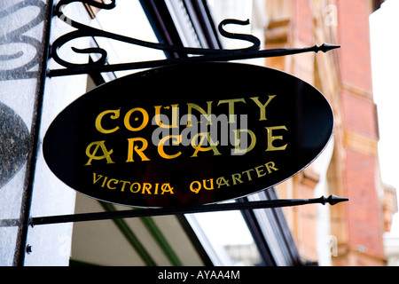 Panneau à l'Arcade du comté de Victoria Quarter , Leeds , West Yorkshire , Royaume-Uni Banque D'Images