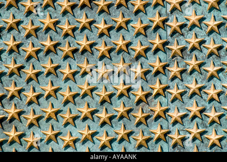 WASHINGTON, DC, États-Unis — le mur des étoiles au Mémorial national de la seconde Guerre mondiale sur le National Mall, un hommage poignant aux vies américaines perdues pendant la guerre. Chacune des 4 048 étoiles d'or représente 100 militaires américains morts dans le conflit, symbolisant le profond sacrifice consenti pour la liberté. Banque D'Images