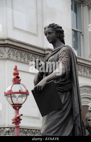 Statue de femme représentant sur Fine Art London HOLBORN VIADUCT Banque D'Images