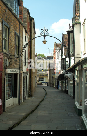 Frome Cheap Street avec canal d'eau de ruisseau rill courant le long du trottoir dans le ponceau ouvert étroit avec des magasins de chaque côté Somerset Angleterre Royaume-Uni Banque D'Images