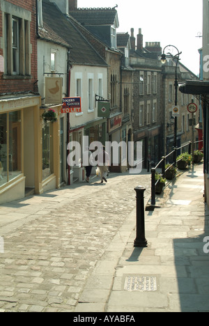 Frome un pittoresque petite rue étroite vallonné immobilier une sélection de petits magasins et restaurants avec logements au-dessus Banque D'Images