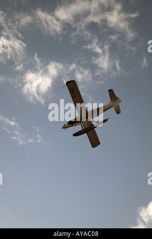 Hydravion et Cirrus nuages dans le ciel bleu Banque D'Images