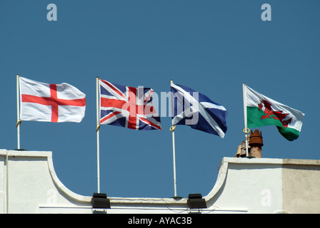 Weston Super Mare drapeau syndical et anglais gallois drapeaux écossais volant ensemble de haut de bâtiment avec Union Jack la mauvaise manière de l'Angleterre Royaume-Uni Banque D'Images