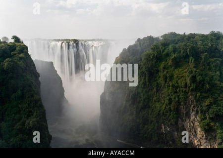 Victoria Falls en cascade (Mosi-oa-Tunya) à partir de la frontière du Zimbabwe et de la Zambie Banque D'Images