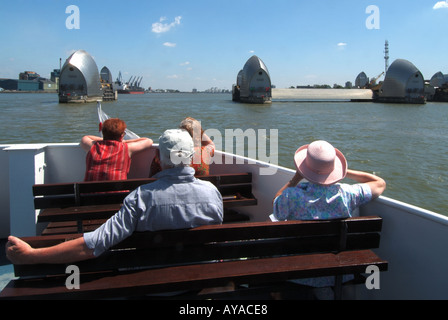 Vue arrière des passagers en excursion en bateau jusqu'à la barrière d'inondation de la Tamise une porte fermée pour les essais de routine Silvertown (à gauche) New Charlton London UK Banque D'Images