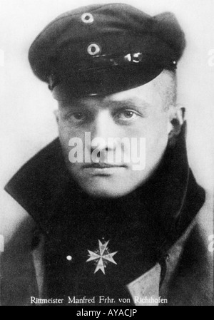 Manfred von Richtofen 1917 Carte postale de la légendaire chasseur allemand ace sur l'attribution de son pour le merite Banque D'Images