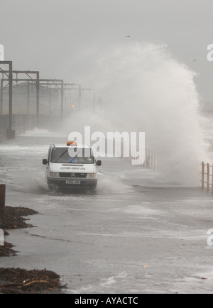 La conduite du véhicule dans des conditions météorologiques extrêmes Banque D'Images