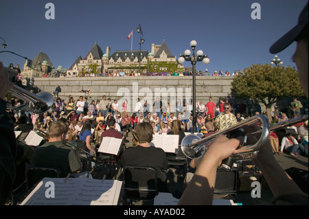 Les élèves du secondaire de l'jazz band d'effectuer sur l'Esplanade du port intérieur de l'île de Vancouver, Victoria British Columbia Canada Banque D'Images