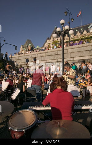 Les élèves du secondaire de l'jazz band d'effectuer sur l'Esplanade du port intérieur de l'île de Vancouver, Victoria British Columbia Canada Banque D'Images