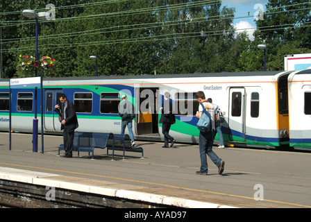 La gare de Shenfield matin de la plate-forme d'attente et les navetteurs Premier Grand train de l'Est Angleterre Essex UK Banque D'Images