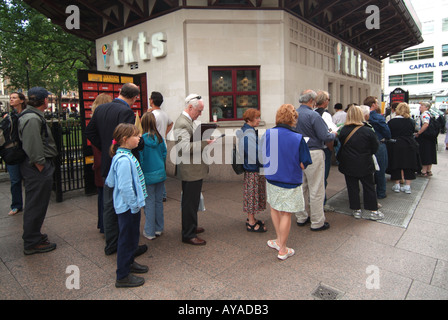 De file d'attente pour acheter des billets de théâtre à partir de la borne de réservation Banque D'Images