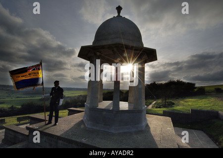 Nous nous souviendrons d'eux. Cérémonie du Jour du souvenir dans le Sussex en Angleterre, le site de crémation de la PREMIÈRE GUERRE MONDIALE soldats sikhs et hindous Banque D'Images