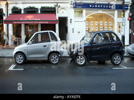 Deux voitures, un emplacement de parking Londres Banque D'Images