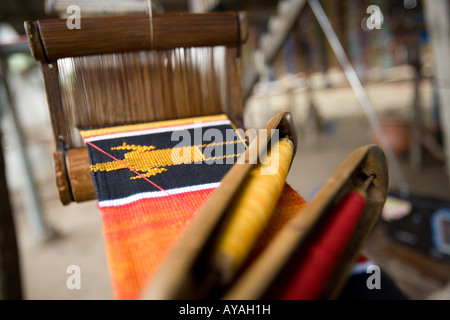 Métier à tisser traditionnel utilisé pour tisser l'étoffe en Afrique Ghana kente Banque D'Images