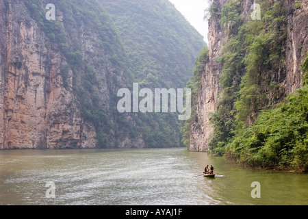 Peapod chinois pêcheurs parmi les hautes falaises qui bordent la rivière Yangtze en Chine Banque D'Images