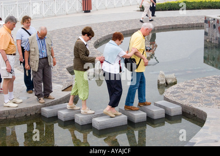 Les touristes à pied à travers l'intensification des pierres sur le barrage des Trois Gorges monument situé sur la rivière Yangtze en Chine Banque D'Images