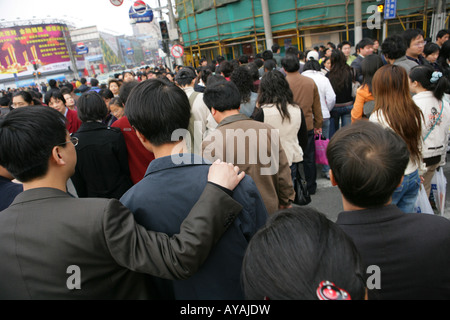 Le peuple chinois de traverser une rue à la rue Nanjing Banque D'Images