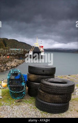 Pneus et de casiers à homard sur bord de l'eau, Lochaline, Ecosse Banque D'Images