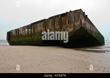 Mulberry Harbour sur plage, Aromanches, Normandie, France Banque D'Images