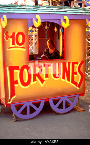 Fortune Teller l'âge de 35 ans dans la région de stand lors de Saints des Derniers Jours d'un match de baseball. St Paul Minnesota USA Banque D'Images